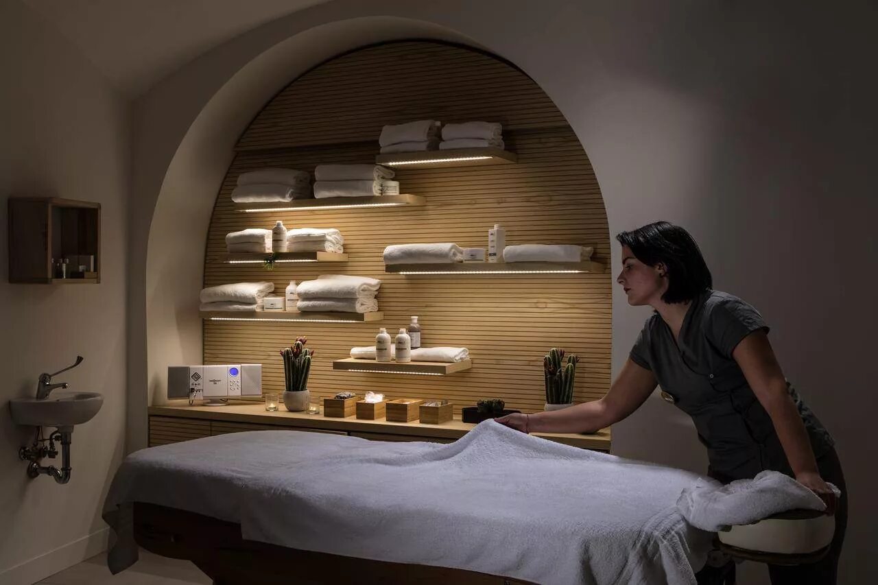 Message rooms. Массажная комната. Массажный салон интерьер. Спа салон. Интерьер массажного кабинета.