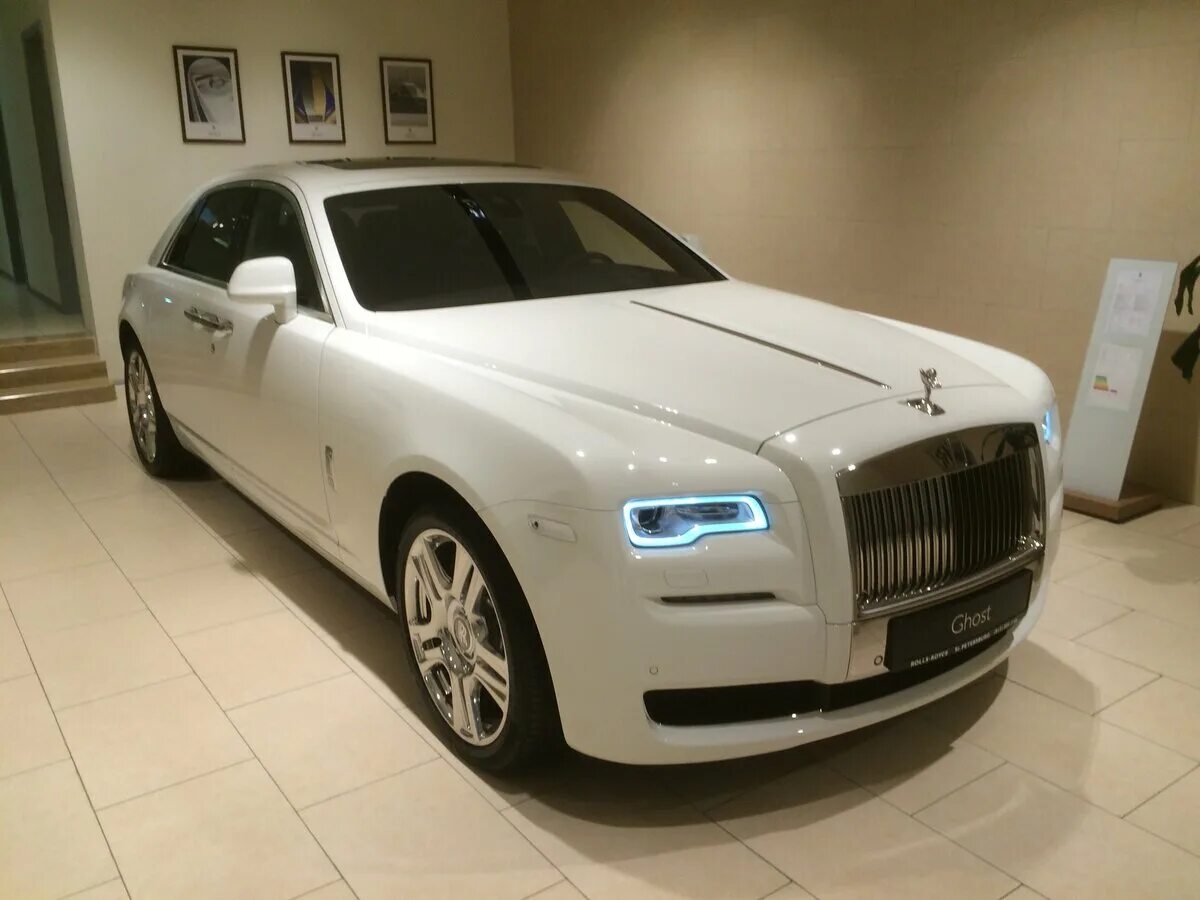 Белый роллс ройс. Роллс Ройс белый. Rolls Royce Ghost White. Роллс Ройс белый в России. Машина Роллс Ройс белая.