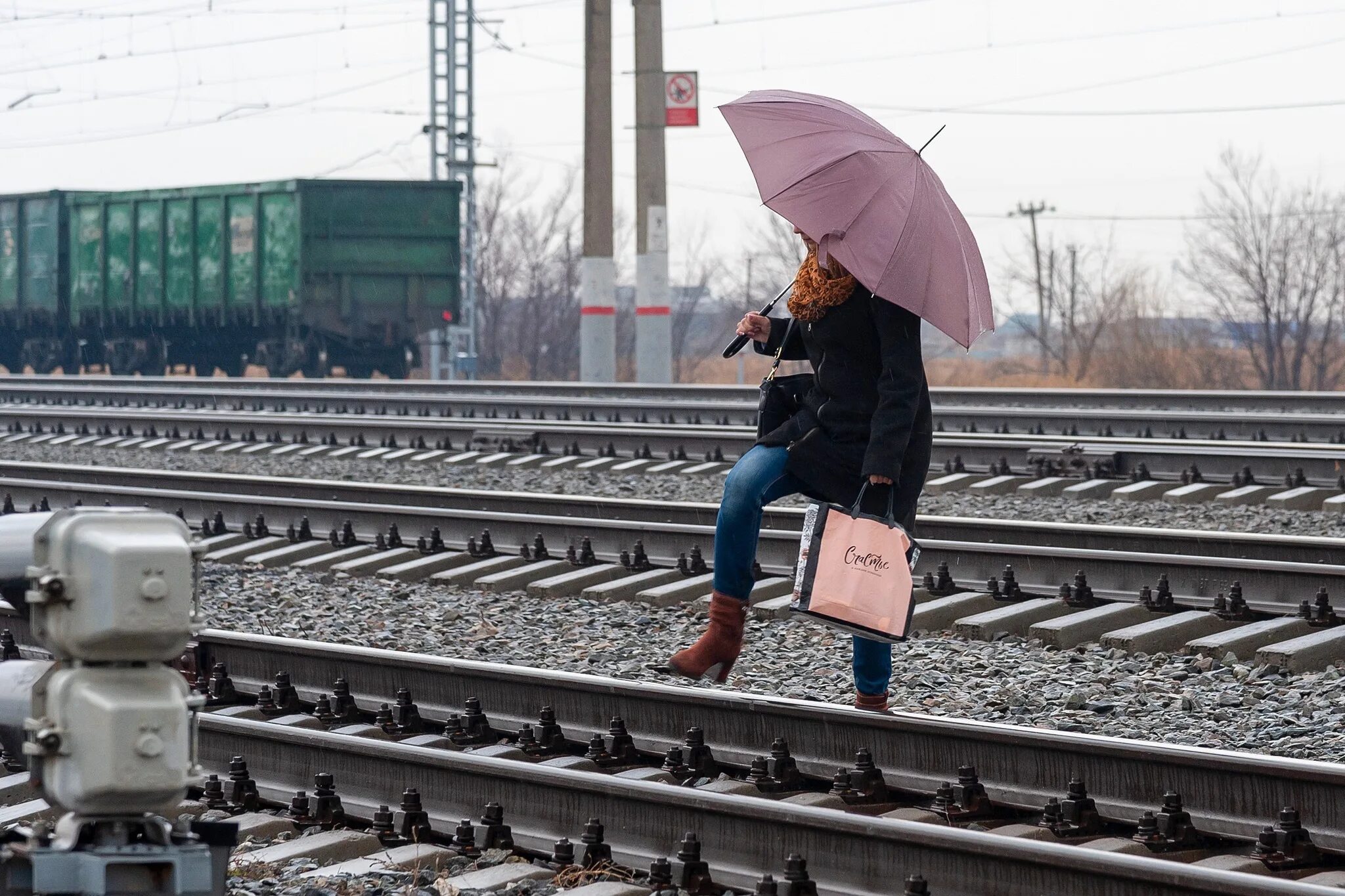 Случай на железной дороге. Железная дорога. Несчастные случаи на железной дороге. Несчастный случай на дороге.