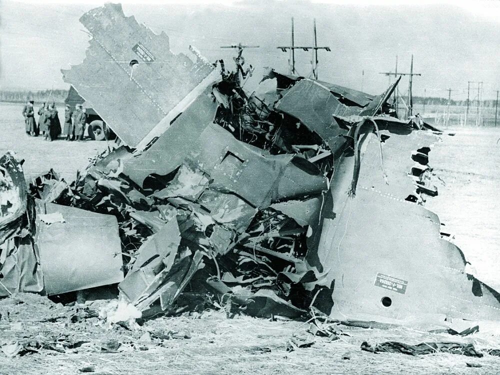 Сбит второй самолет. U2 самолет разведчик сбитый. 1960 Сбит американский самолет разведчик. Фрэнсис Пауэрс 1960 самолет. 1 Мая 1960 Пауэрс.