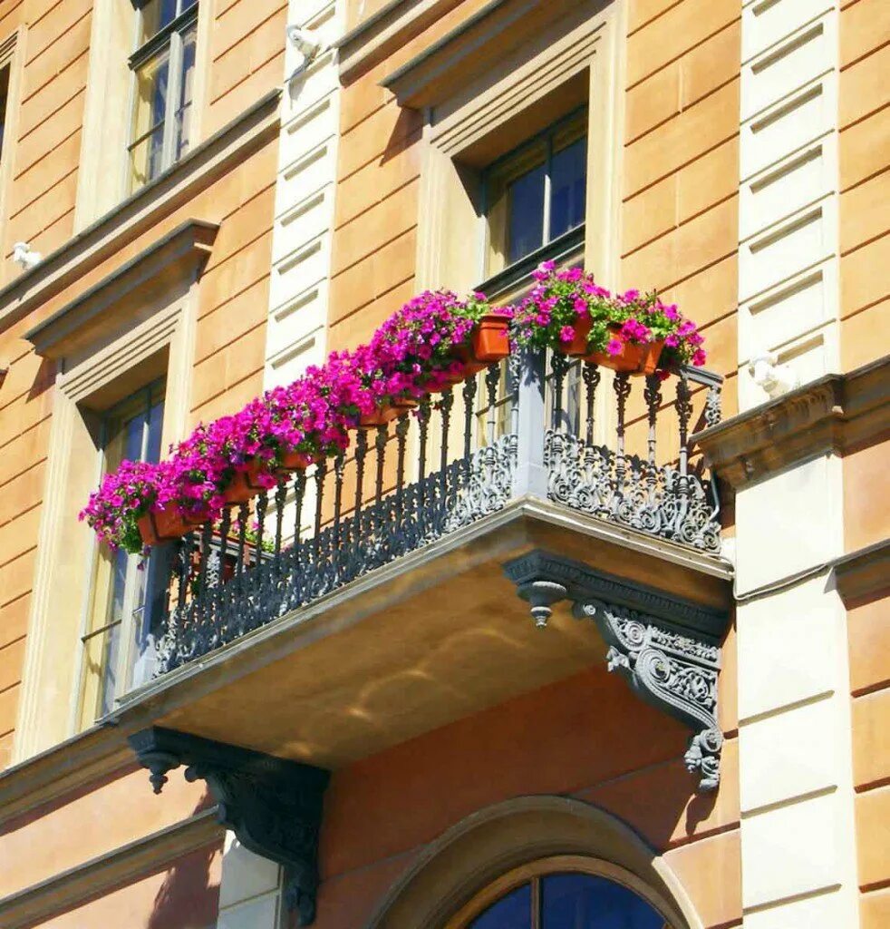 Красивый балкон снаружи. Цветы на балконе. Балкон с цветами. Балкон в цветах.