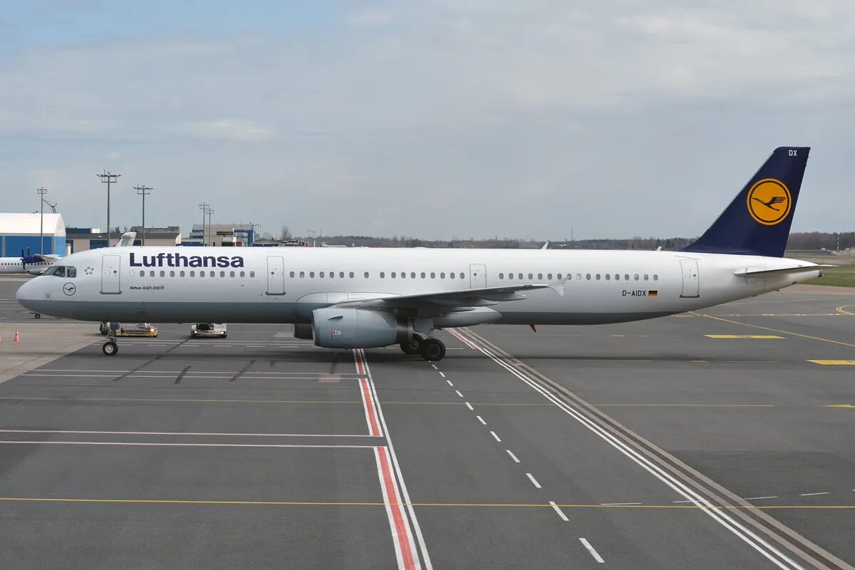 Рейсы lufthansa. Airbus a321 Lufthansa. Airbus 321-231 Люфтганза. Люфтганза а321-251nx. Люфтганза парк самолетов 737.