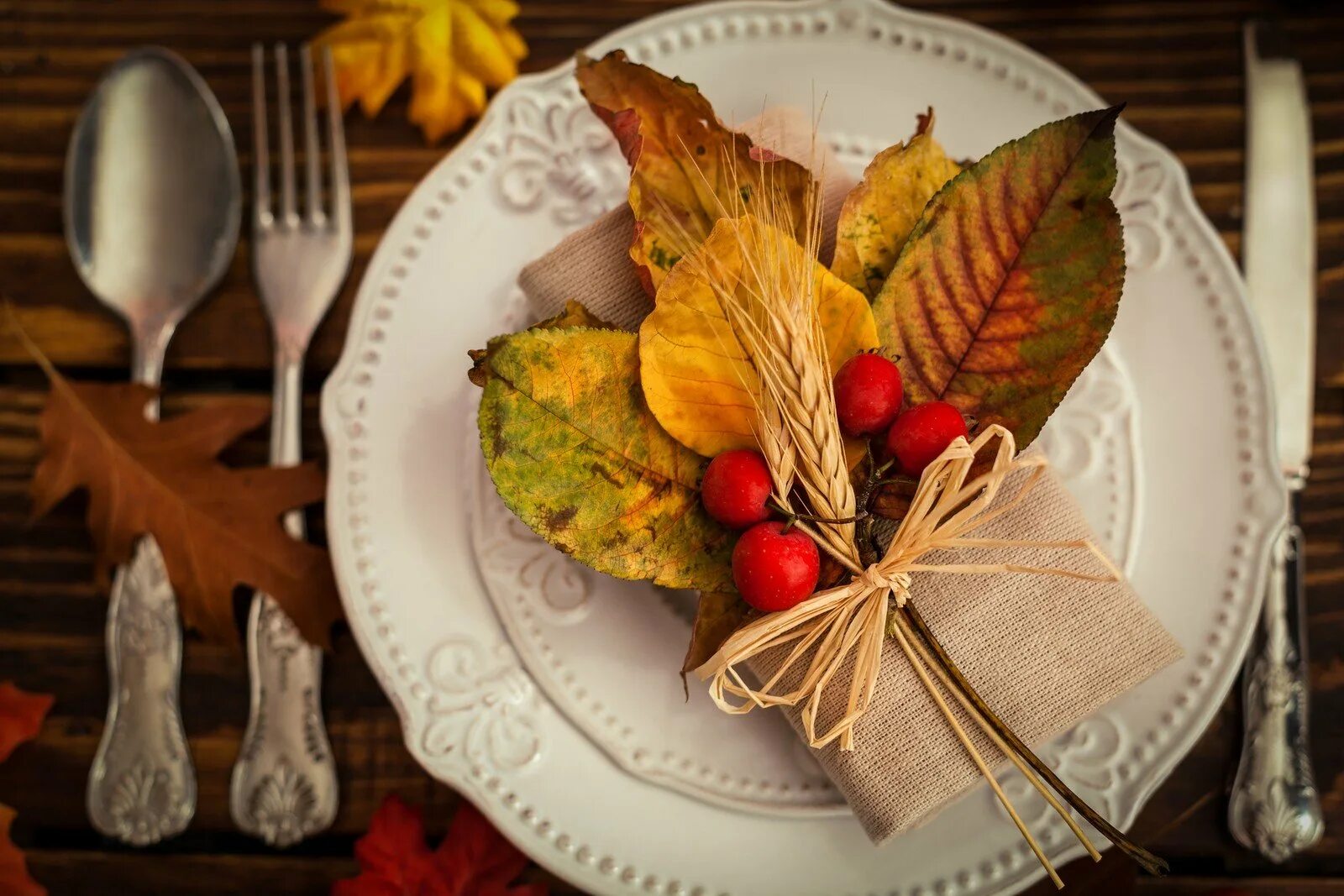 Сервировка стола осенняя тематика. Сервировка стола в стиле осень. Осенний ужин. Красивая сервировка стола посуда осенняя тематика.