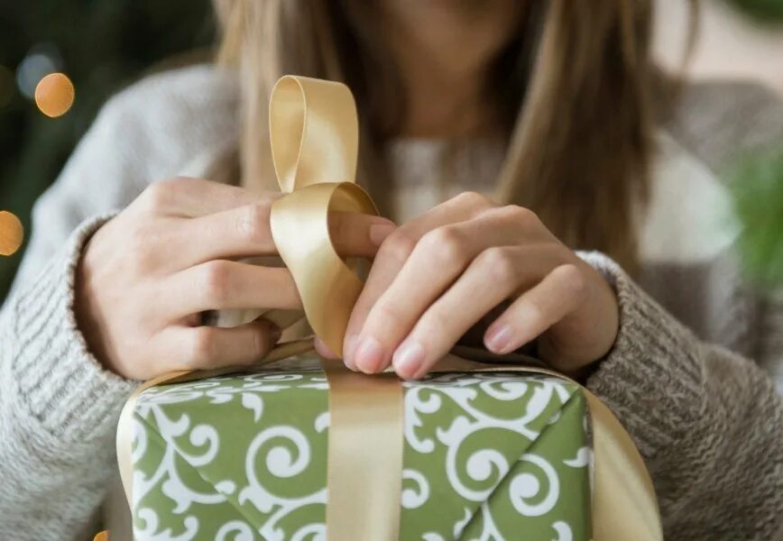 Подарок врачу мужчине. Подарок врачу. Читать врач жизнь можно подарить по разному. Подарок врачу мужчине. Пряники на день медика.