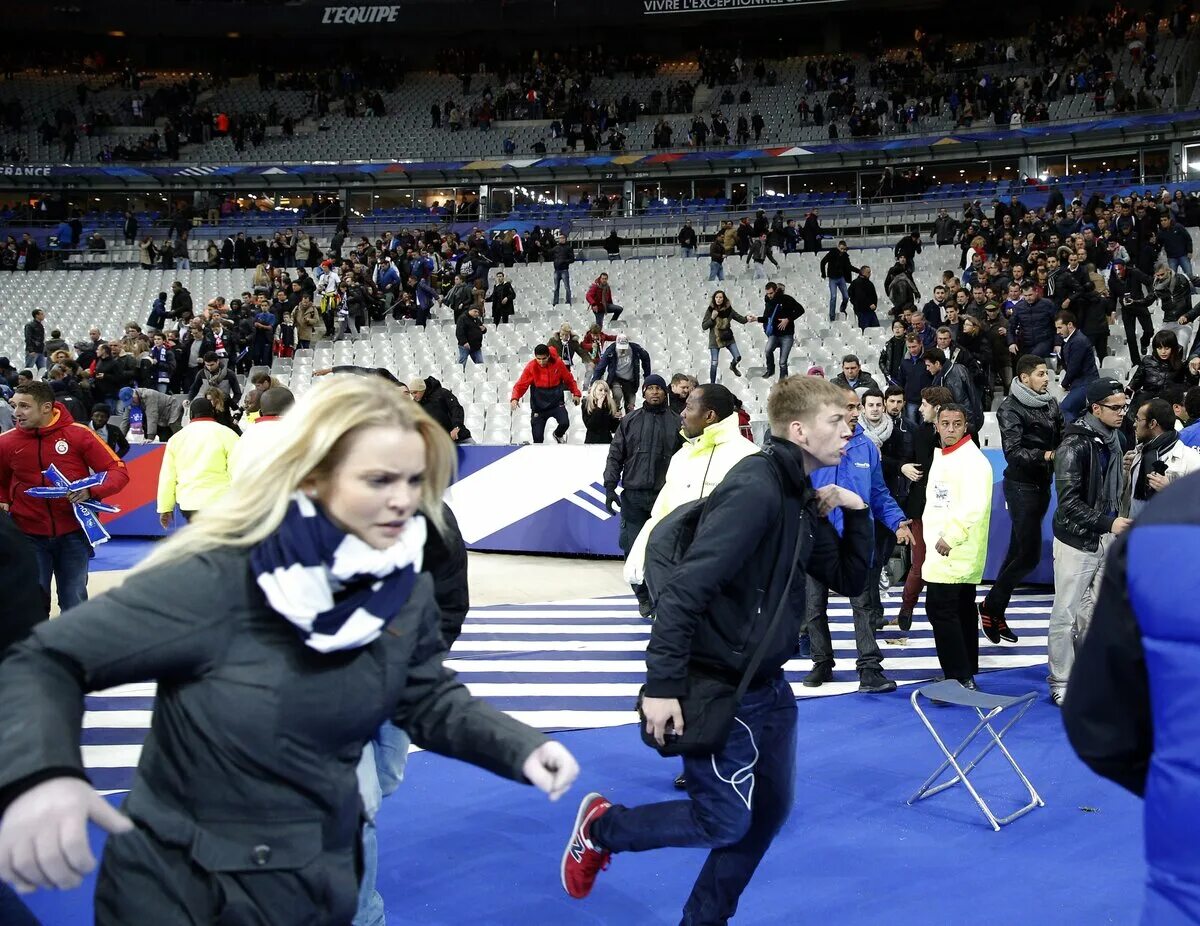 Париже 13 ноября. 13 Ноября 2015 Франция теракт. Теракт стадиона Stade de France. Теракт Париж 13 ноября 2015 стадион.