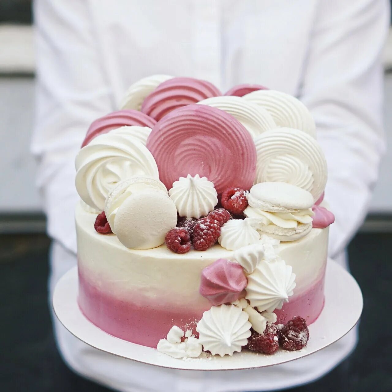 Торт с безе. Красивые торты. Декор торта. Стильное украшение торта. Фото современных тортов