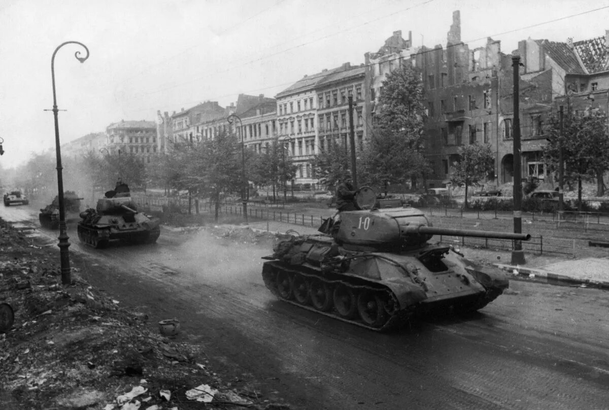 Т-34-85 Берлин 1945. Танк т 34 в Берлине. Т 34 85 В Берлине. ИС-2 В Берлине. Танковый городок