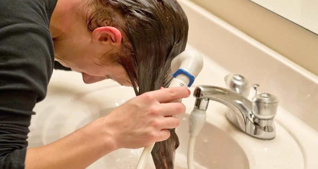 Жесткая вода для волос. Мытье головы. Мытье головы с наклоном вперед. Раковина для мытья головы. Мытье волос в парикмахерской.