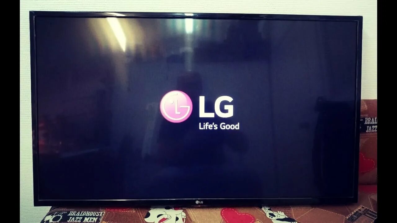 Телевизор лж 43lh513v. Не включается телевизор LG. Телевизор LG 43lh513v не включается с пульта и кнопки. Матрица на LG 43lh513v-ZD. Телевизор lg не реагирует на пульт