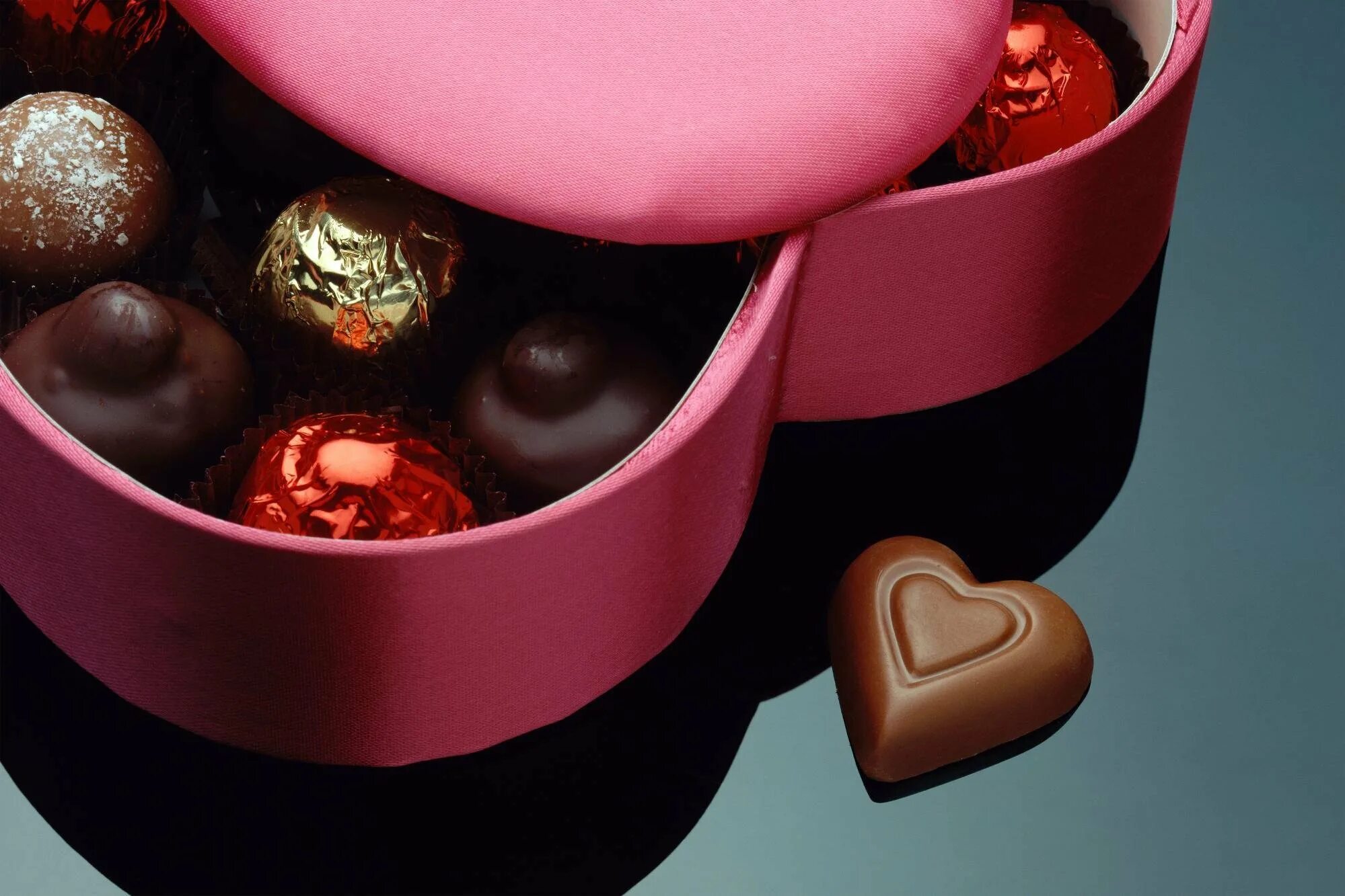 Самые вкусные конфеты на подарок. Красивые конфеты. Шоколадные конфеты. Шоколадные сердечки. Конфеты шоколад.