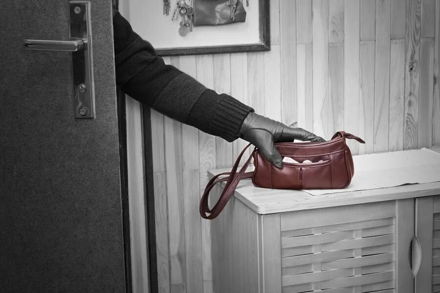 Их разыскивает полиция. Неизвестные совершили кражу. Неизвестные совершили кражу. Украли сейф. Угнал машину.