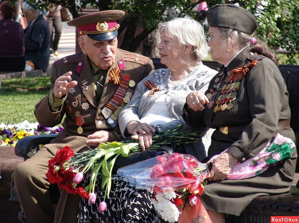 День победы разговор. День Победы ветераны. Встреча ветеранов 9 мая. Друзья ветераны. Встреча фронтовиков в день Победы.