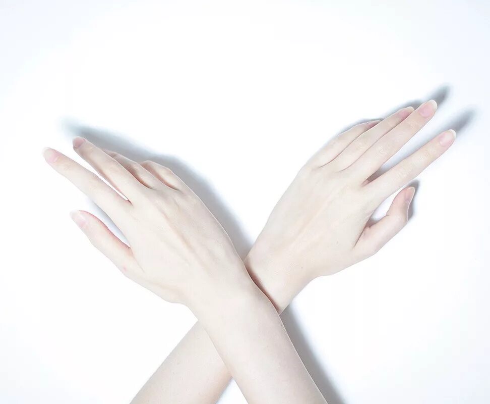 Белая ладонь. Белая рука. Бледные красивые руки. Бледная кожа рук. Тонкие пальцы рук.