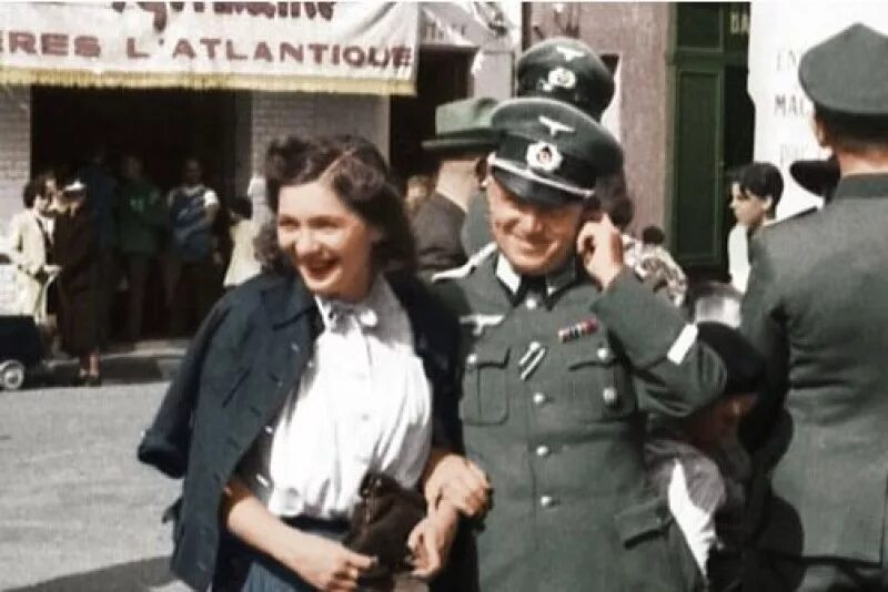 Французы это немцы. Француженки в оккупации. Женщины с нацистами в Париже. Фашисты в Париже. Нацисты во Франции 1940.