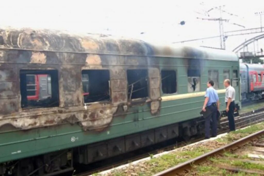 Поезд Москва Евпатория. Гнилой вагон. РДМ вагон Евпатория. Поезда вагоны во дворе миниатюра шахта. Поезд москва евпатория время