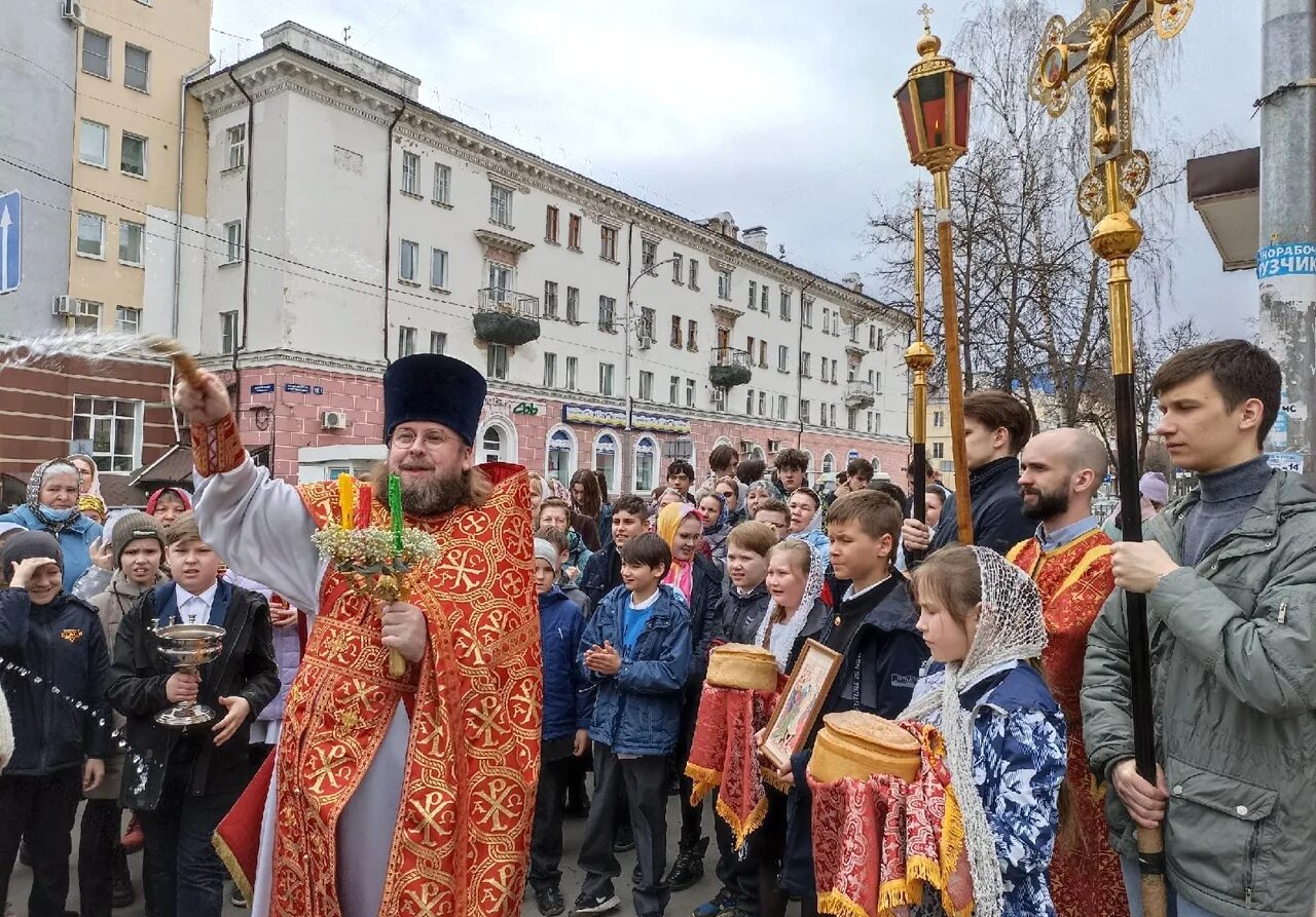 Крестный ход вокруг храма на Пасху. Пасхальное богослужение крестный ход. Крестный ход в честь Пасхи Сыктывкар.