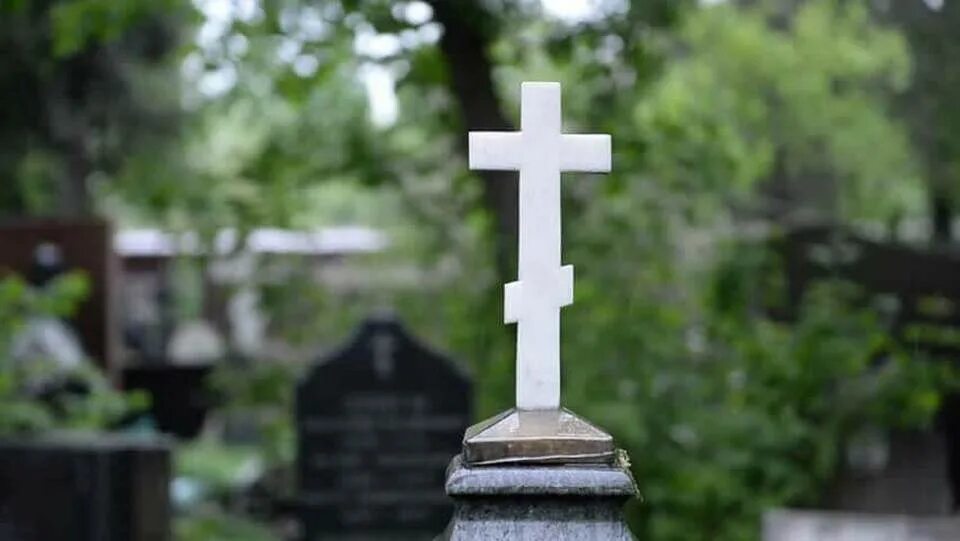 Похороненный крест. Православный Могильный крест. Крест на могилу. Крест между могилами.