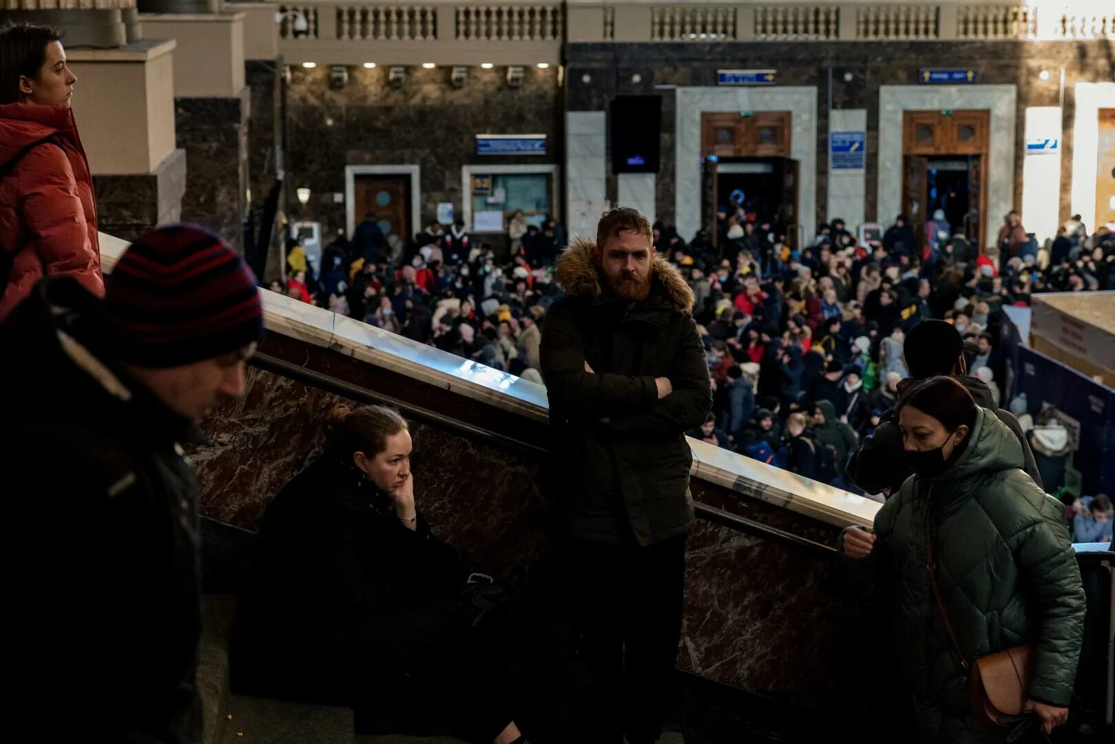 Люди на вокзале. Очередь за оружием в Киеве. Люди на вокзале фото. Первые новости рф