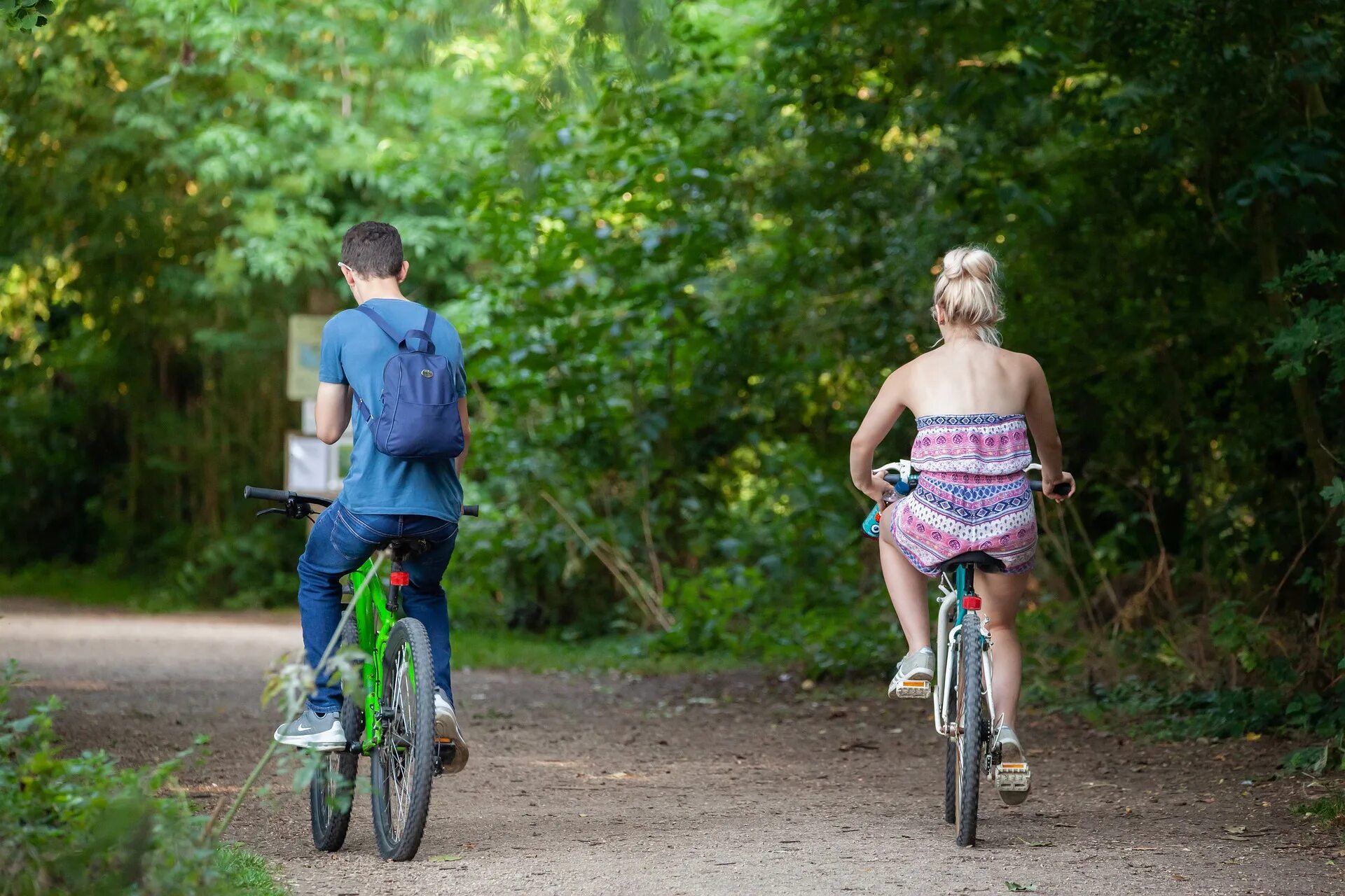 He rode a bike yesterday. Велосипед в парке. Езда на велосипеде в парке. Поза о3 велосипед. Езда на велосипеде прогулки когда появилась.