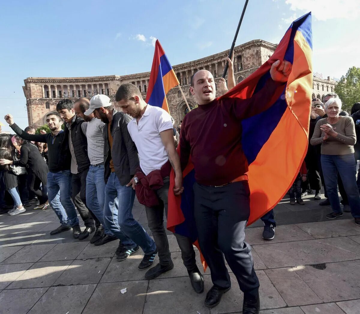 Армения сегодня ютубе. Бархатная революция 2018. Оппозиция в Германии. Революция в Армении 2018. Оппозиция во Франции.