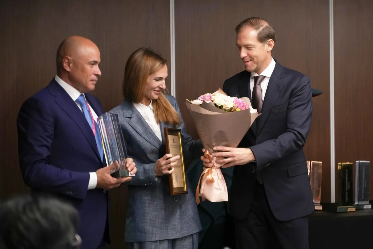 Кубок иннопром 2025. Кубок прорыв. кубок прорыв года. платье на вручении губернатора. прорыв года 2018.