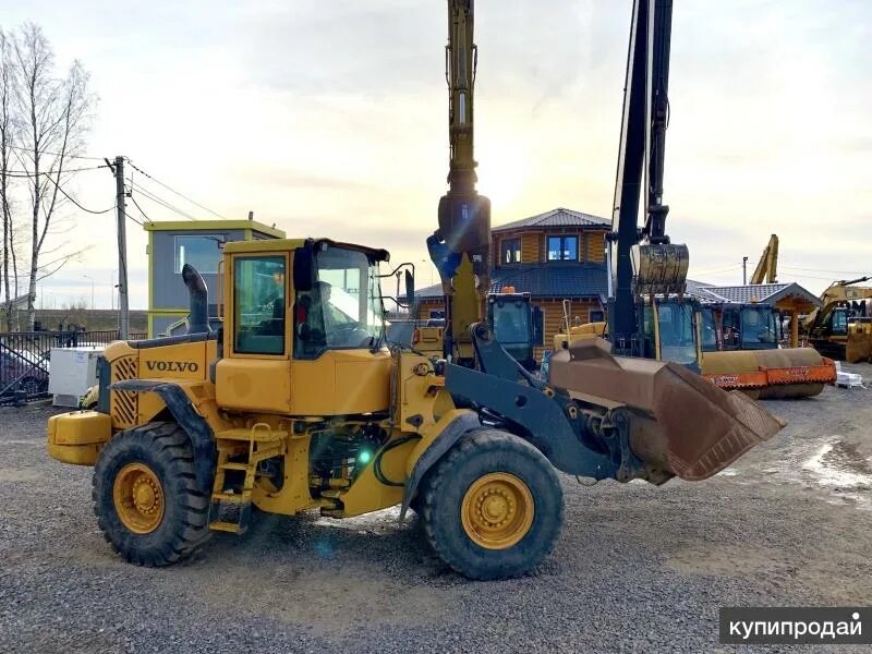 Погрузчик volvo l90f для поля. Погрузчик volvo l90f. Авито погрузчик вольво. Фронтальный погрузчик volvo l120. Фронтальный погрузчик volvo l70e.