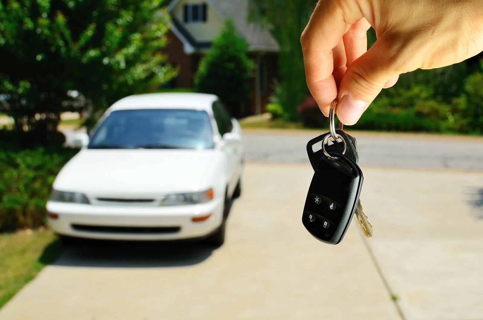 Keyed my car. Ключи от автомобиля. Ключи от машины и машина. Ключ от автомобиля в руке. Автомобиль с ключами с ключами.