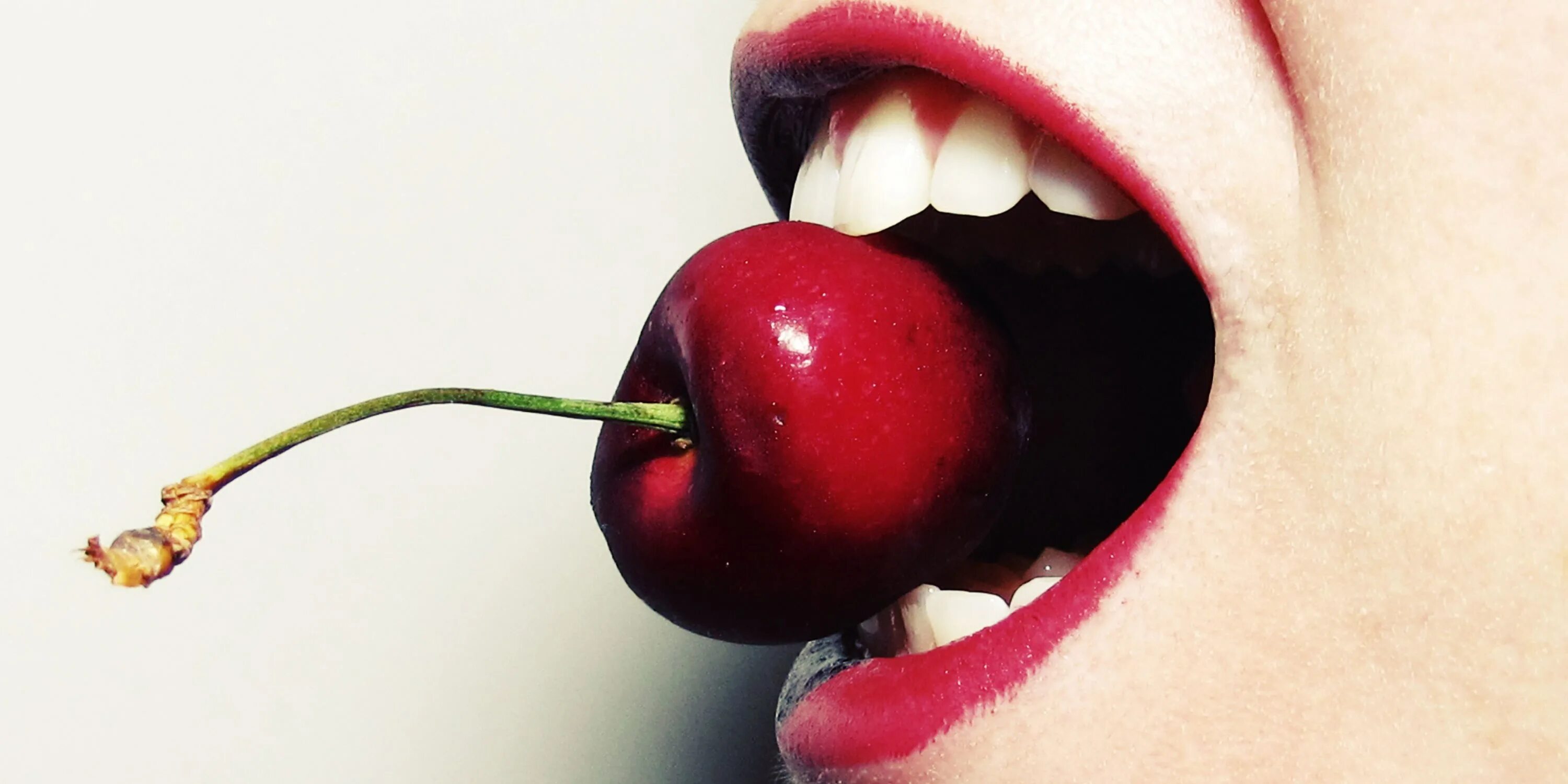 Идиома bite. Вишенка во рту. Черешня во рту. Девушка с вишенкой во рту.
