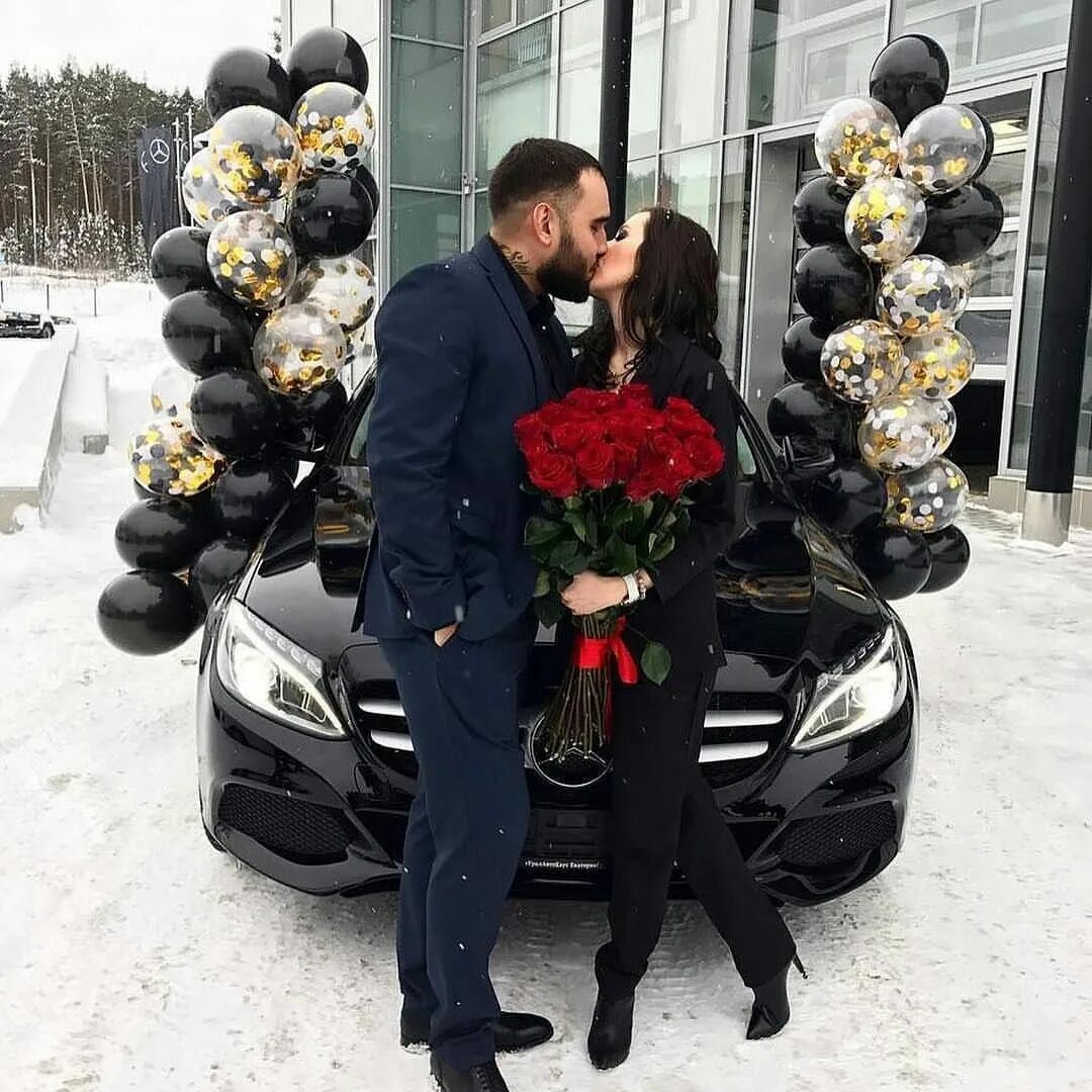 Парень дарит авто. Парень дарит машину. Предложение девушке на машине. Парень дарит машину. Парень дарит девушке машину.