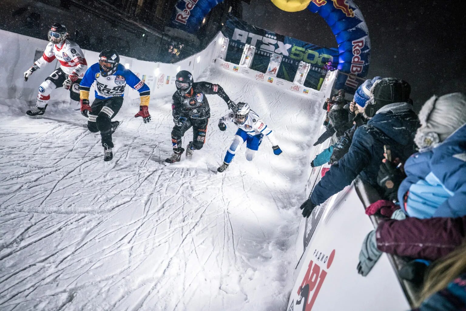 Айс кросс. Ред Булл айс кросс. Скоростной спуск ред Булл. Red bull Ice Cross Igora. Айс кросс даунхилл.