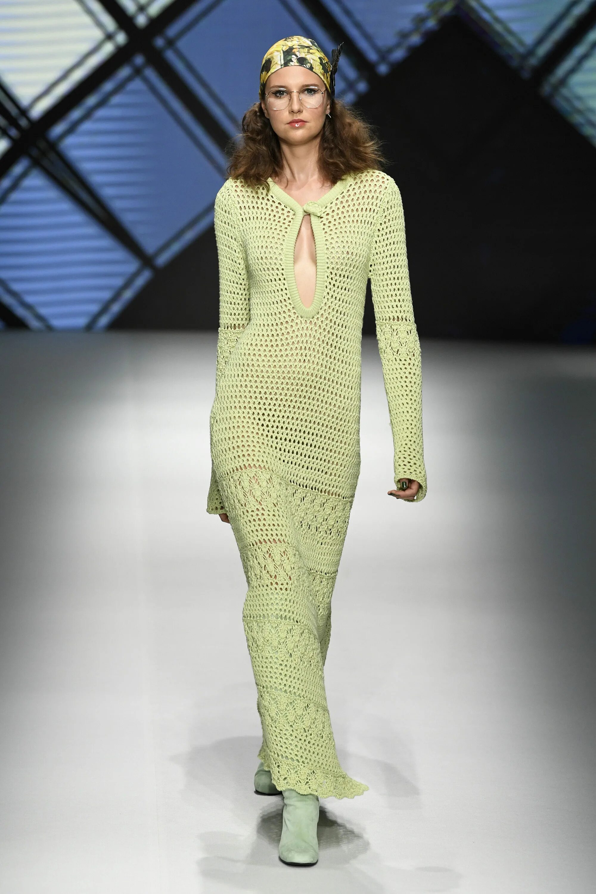 вязаные платья мода 2023. модное вязание 2024 год. эвелина хромченко в голубом. модное вязание 2024 год. трикотажные жилеты на подиуме.