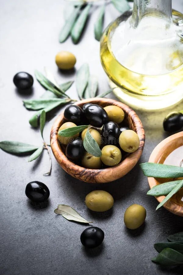 Темно зеленые оливки. Оливки черные и зеленые. Оливковое масло на черном фоне. Оливки высшего качества.