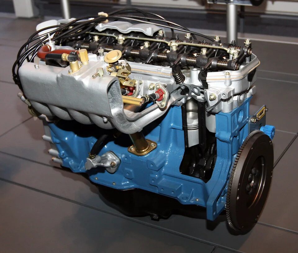 Инжекторный двигатель внутреннего сгорания. Мотор ЗМЗ v8 инжектор. Двигатель инжекторный Тойота. Двигатель AE 300 инжекторный.