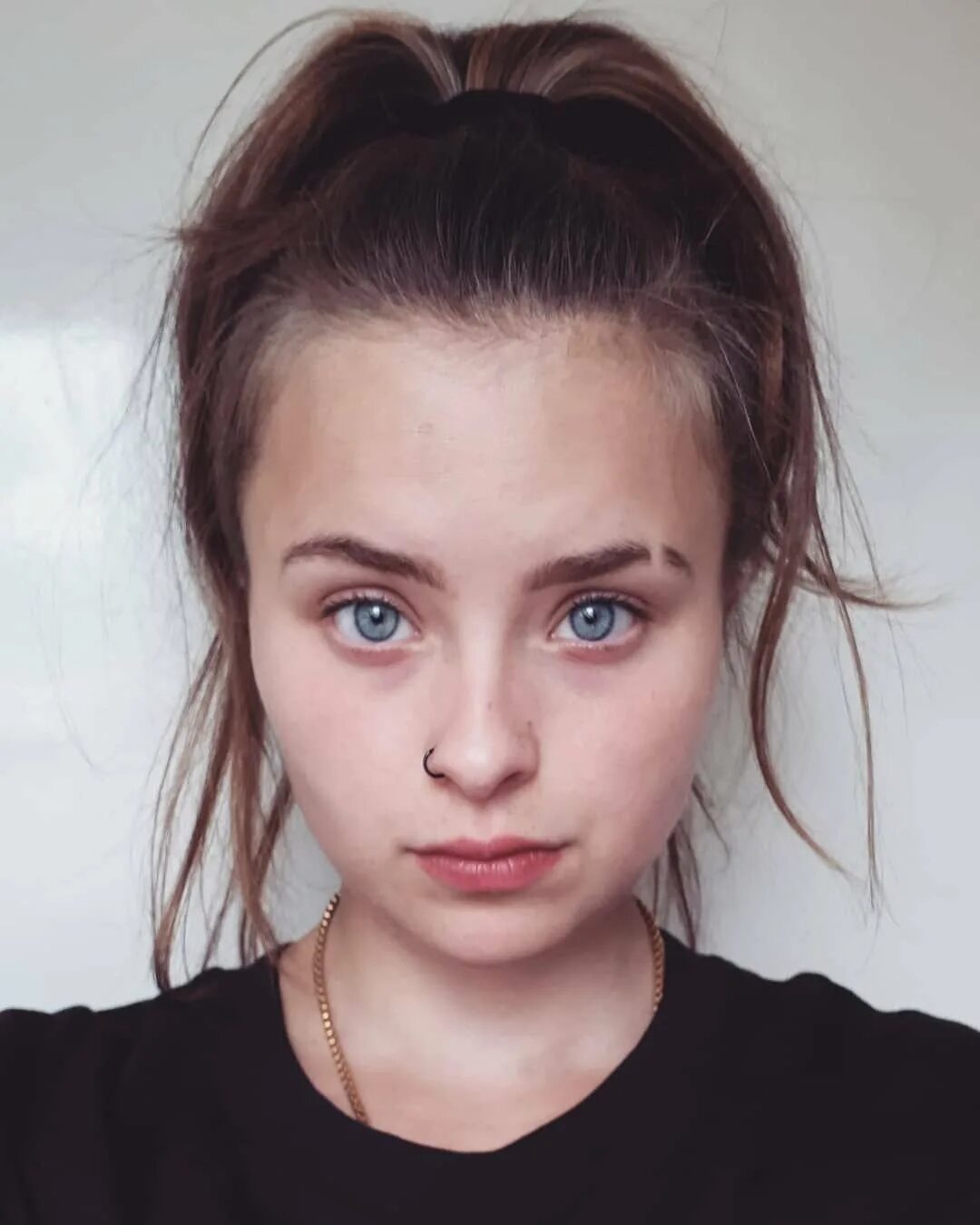 Подбритая бровь. Выбритая бровь. Что означает полоска на брови у девушки. Полоска на брови. Выбритая полоска на брови.