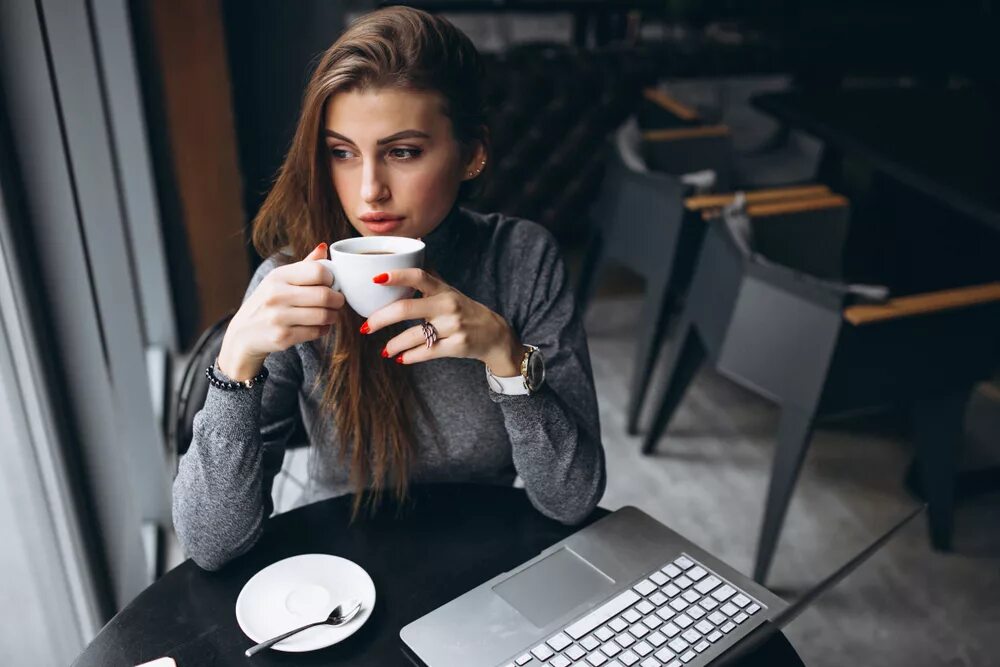 Работа кофе леди. Девушка с ноутбуком в кафе. Девушка в кофейне. Деловая девушка с ноутбуком в кафе. Девушка ноутбук кофе.