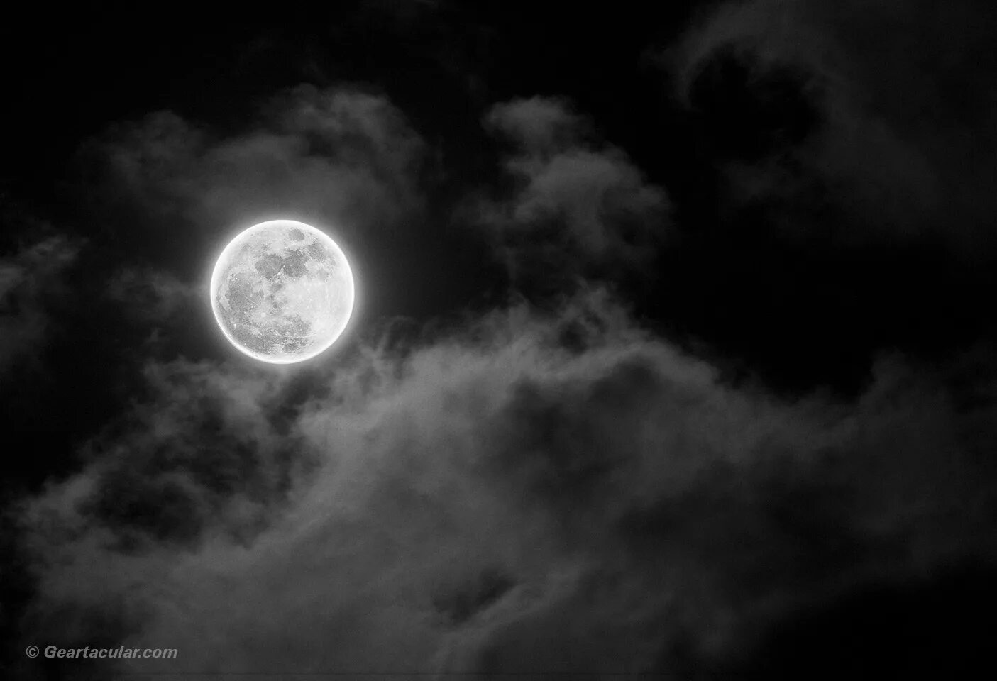 Clouded moon. Луна. Лунное небо. Темное небо с луной. Луна на небе.