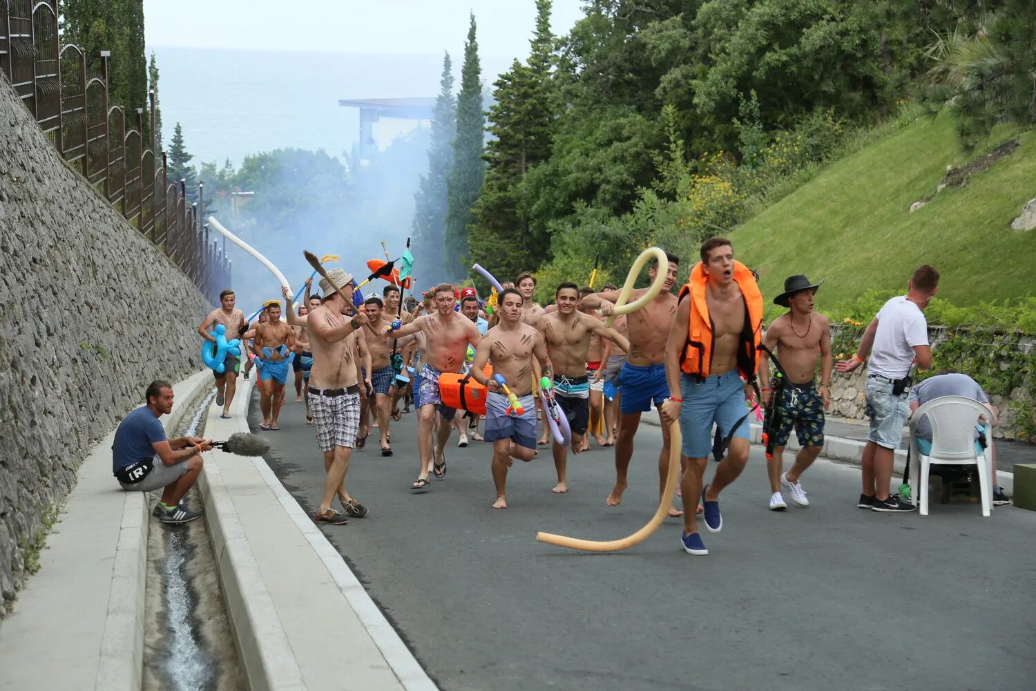 женщин мужчин крымские каникулы. женщин мужчин крымские каникулы. фильм женщины против мужчин крымские каникулы. комедия мужчины против женщин крымские каникулы. женщины против мужчин: крымские каникулы фильм 2017 кадры.