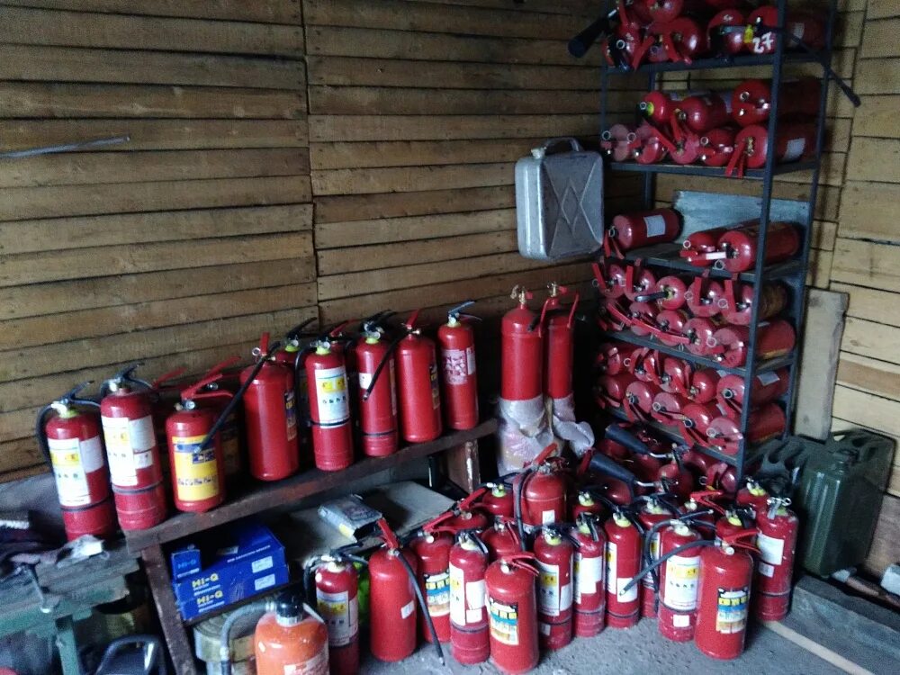 противопожарный инвентарь огнетушитель. пожарный кран с огнетушителем. огнетушитель оу-2 срок годности. склад огнетушителей. хранение огнетушителей.