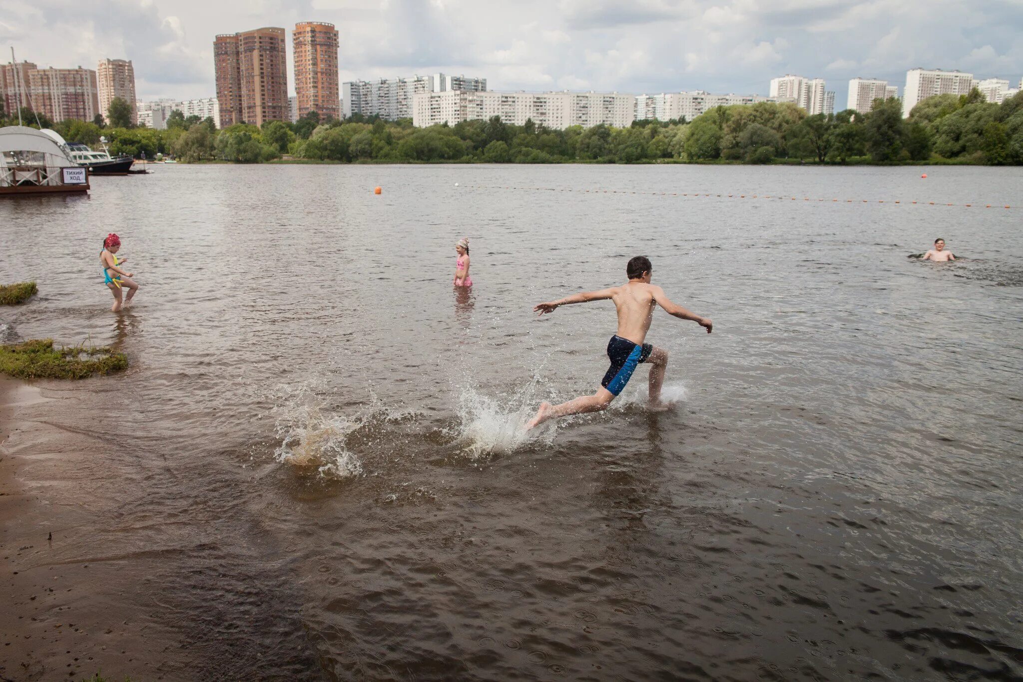 Зоны для купания в Москве. Серебряный Бор место для купания. Мещерское озеро дети купаются. Красивые места для купания в Москве. Зона купания