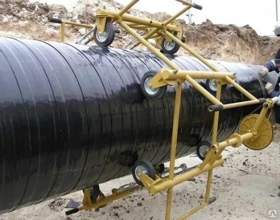 Защита изоляции трубопроводов. Фольгоизол срф-0,1-200. Усиленная изоляция стальных труб лентой. Стекловата изоляция труб. Ручная изолировочная машина.