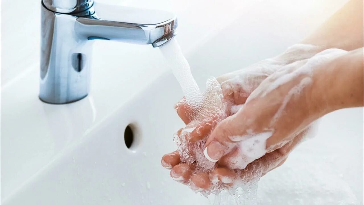 Мытье рук. Мыть руки с мылом. Гигиена рук. Человек моет руки.