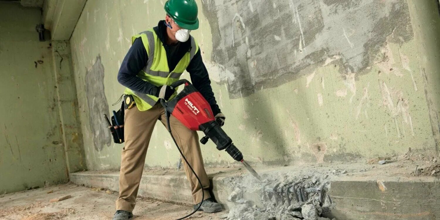 Уведомление о демонтаже незаконной постройки. Ломаем стены в квартире. Человек ломает стену. Уведомление о сносе самовольной постройки. Строитель демонтаж.