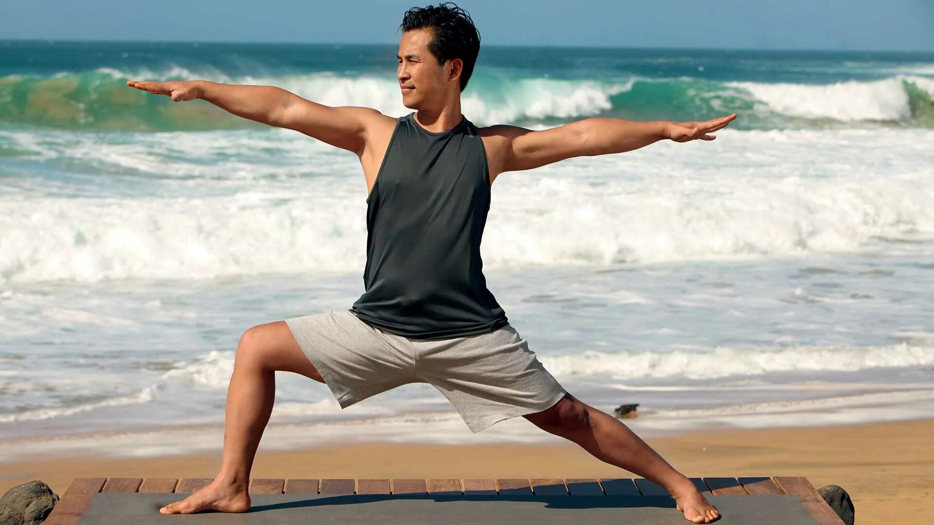 Новости дзен самое интересное в мире. Мужчина занимается йогой. Йога на море. Йога на берегу моря. Мужская йога на берегу.