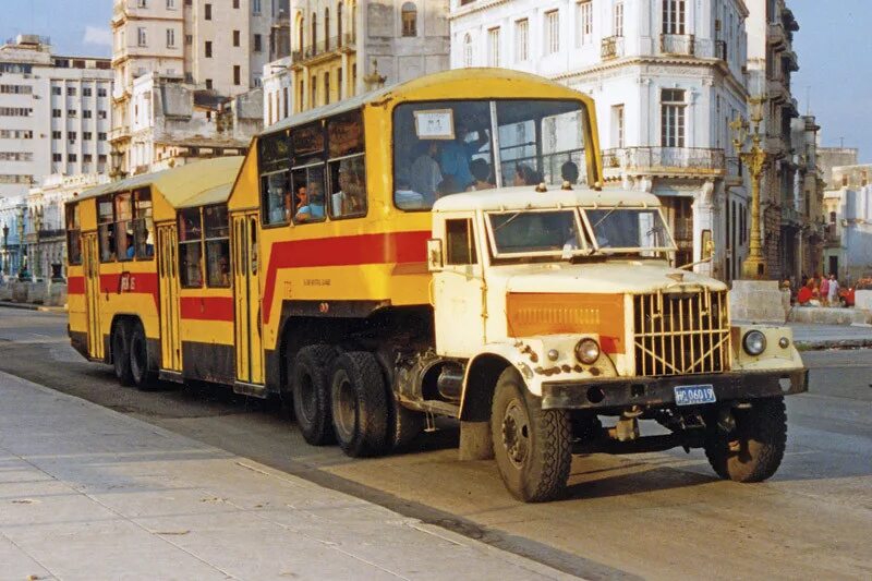 Легковые автомобили троллейбусы грузовые автомобили. КРАЗ автобус СССР. КРАЗ автобус Куба. КРАЗ автобус camello. Советские Грузовики КРАЗ на Кубе.