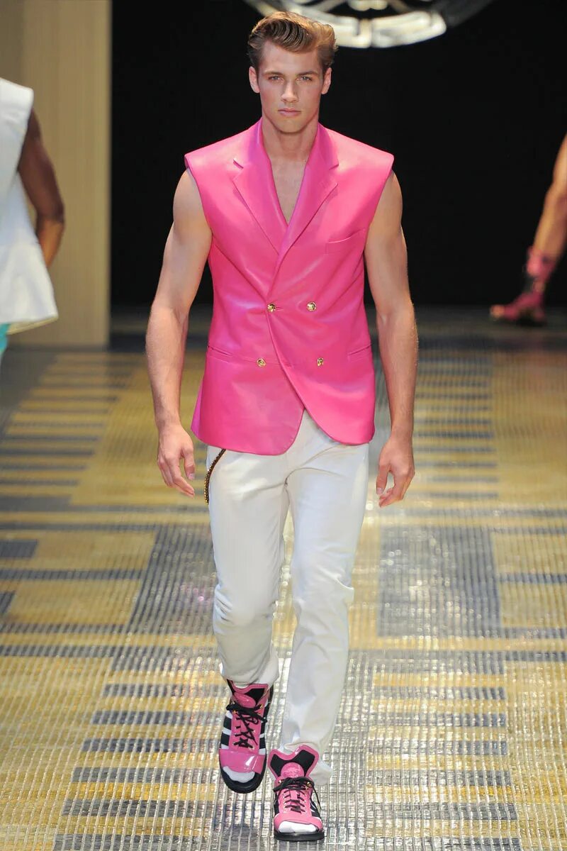 Мужской подиум. Versace 2013 Spring Summer. Versace показ 2023 мужская коллекция. Мужская коллекция одежды 2023 от версачи. Версаче показ 2023 мужская одежда.