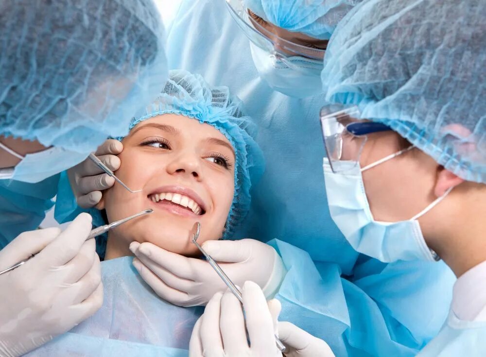 Dental surgery. Стоматологическая операция. Хирургическое вмешательство в стоматологии. Сайт стоматологии. Стоматологическая операция.