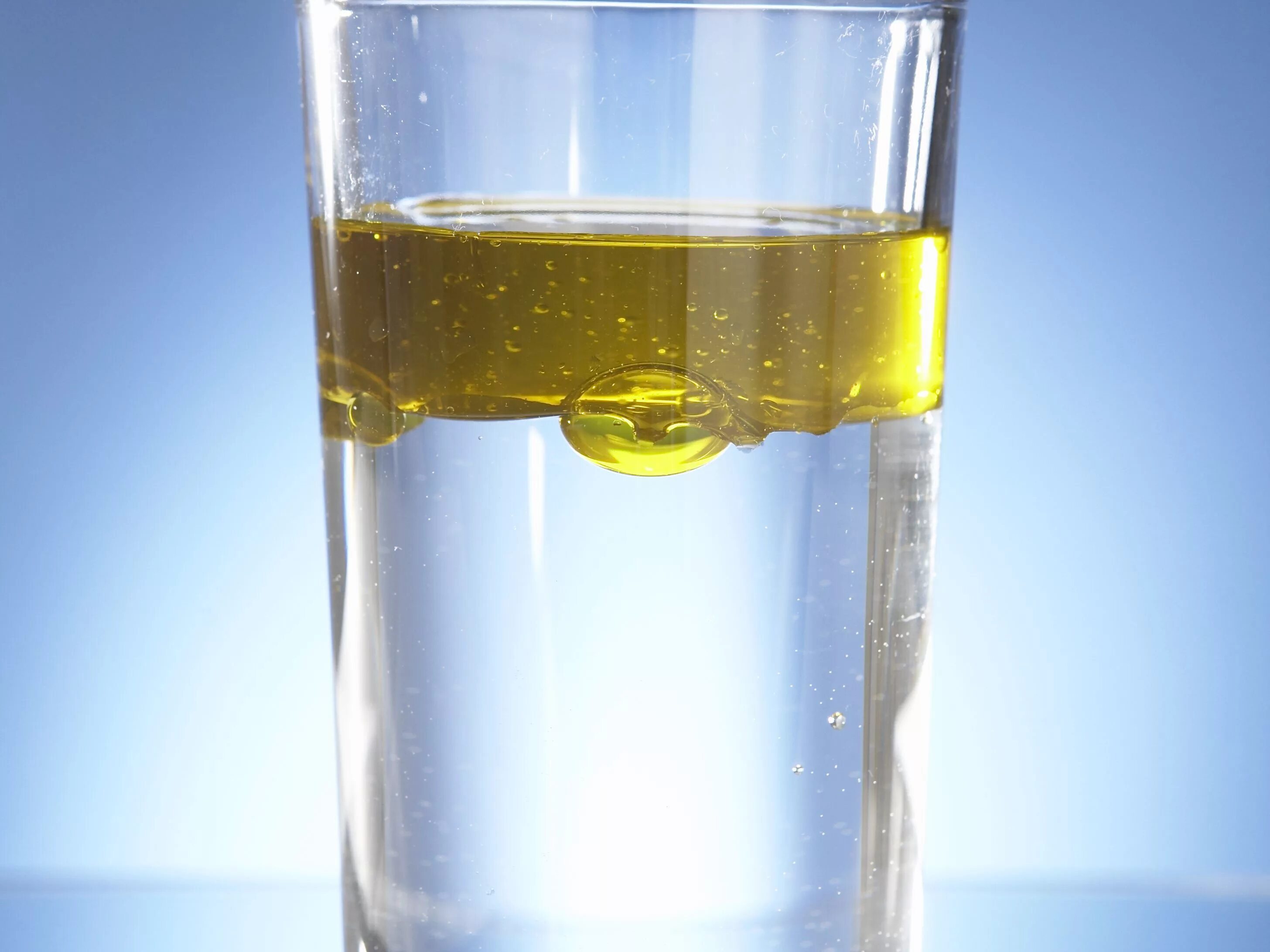 Масло пленка вода. Масло в воде. Растительное масло в воде. Стакан воды. Масло и вода в стакане.