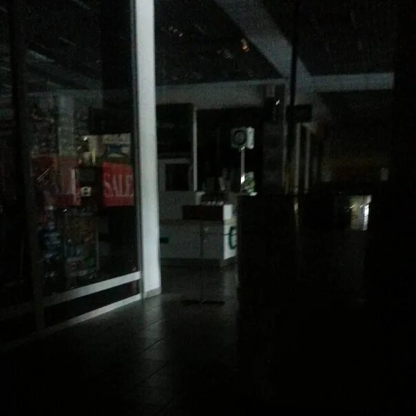 Магазин ночью внутри. Склад без света. Магазин ночью внутри без света. Пустой магазин без света. Ночной магазин продуктов