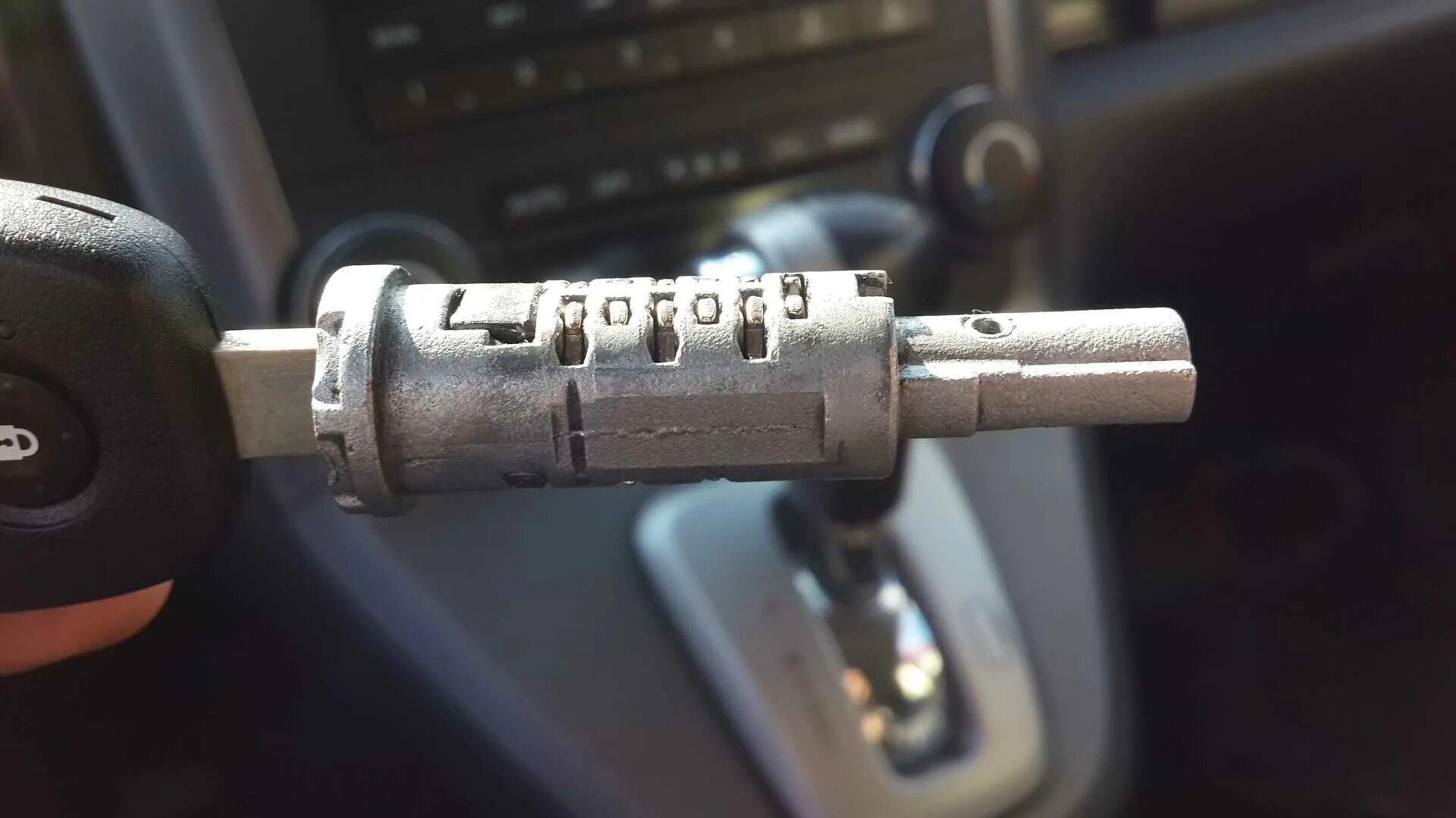 стартер иногда не реагирует на поворот ключа зажигания. замкнуть втягивающее реле ваз 2114. провод сигнала поворота на ваз 2115. клемма 50 стартера ваз. замок зажигания со стартером.