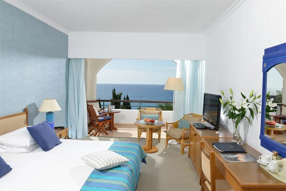 Coral beach отзывы. Coral Beach Hotel & Resort 5*. Корал Бич Резорт Кипр. Пафос / Paphos Coral Beach Hotel & Resort 5. Отель 5 Coral Beach Hotel & Resort номера.